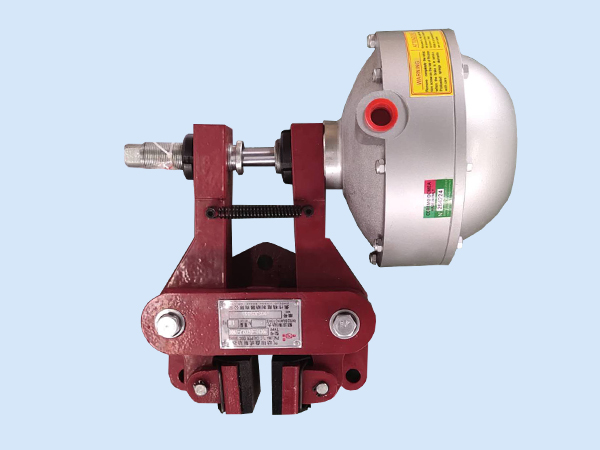 2、圖二為QDE常閉式鉗盤式制動器，比較常用在較大扭矩的剎車，如鋼材加工設備等；